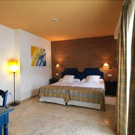 Dona Lola Zahara Hotel 4*