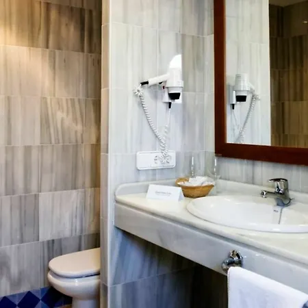 Dona Lola Zahara Hotel 4*